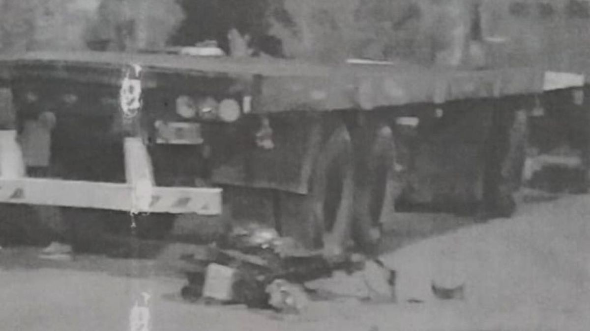 La moto quedó tendida en la calle tras impactar contra el acoplado.&nbsp;