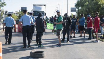 otro corte de ruta en el valle, esta vez camino a roca