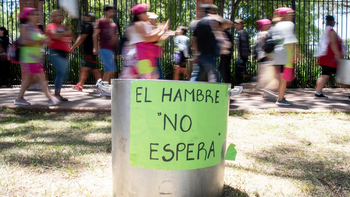 Organizaciones sociales comenzaron a movilizarse desde este martes frente a la Quinta de Olivos, en víspera del paro nacional.