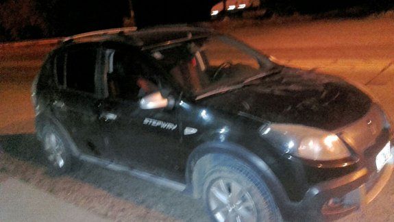 El hombre fue denunciado por golpear a su mujer y llevaba en el auto 17 ramas de marihuana.