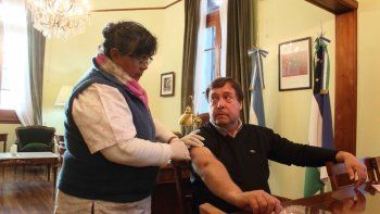 Vacunaron contra la gripe, en Viedma, al gobernador Alberto Weretilneck. 