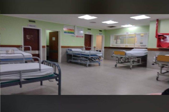 Hay camas de internación en la sala de espera del hospital
