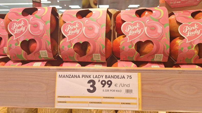 Manzanas en las góndolas de Madrid, con precios por encima de los 5 euros el kilo.  
