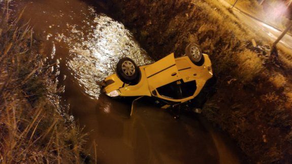 Taxista perdió el control y cayó al canal con un pasajero