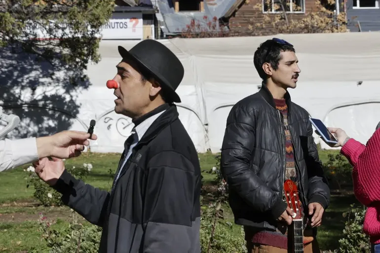 Los artistas callejeros celebraron la aprobación del proyecto con espectáculos en vivo. Los artistas callejeros celebraron la aprobación del proyecto con espectáculos en vivo.