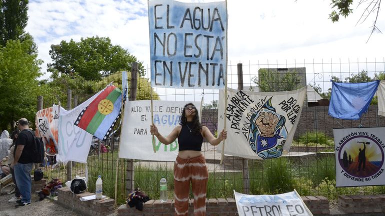 Integrantes de la Asamblea Alto Valle Libre de Fracking se movilizaron esta mañana en Cipolletti. | LMCipolletti.com Integrantes de la Asamblea Alto Valle Libre de Fracking se movilizaron esta mañana en Cipolletti.