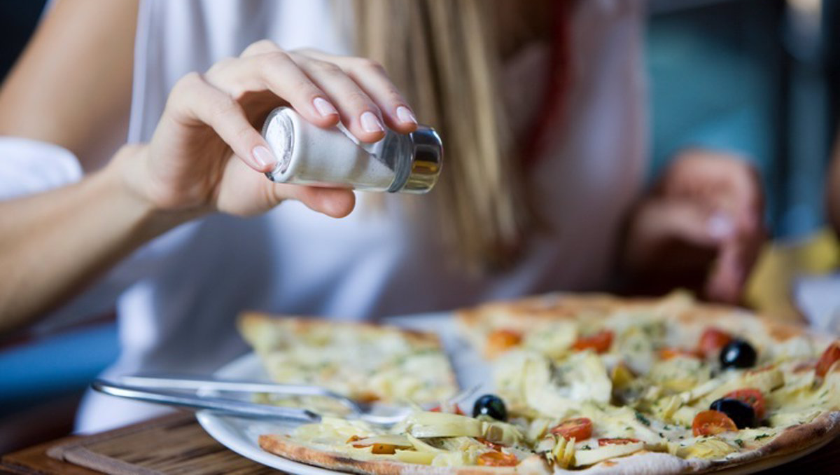 Es fundamental para una vida saludable disminuir o evitar el consumo de sal.