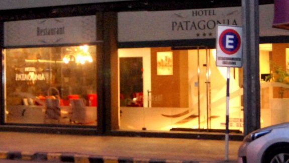 El espacio vacío para estacionar grafica el movimiento en los hoteles. Esperan más reservas desde el viernes 15.