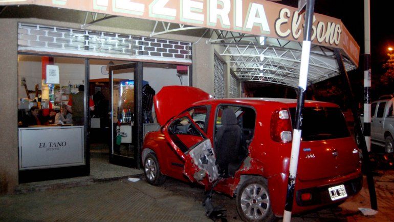 El Fiat Uno terminó incrustado en la reconocida pizzería cipoleña El Tano.