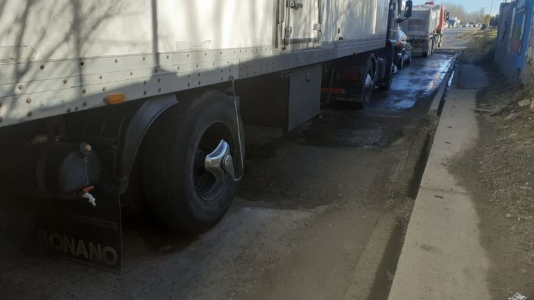Dos baches gigantes rompen todo tipo de vehículos y hacen colapsar el tránsito