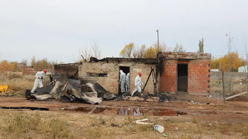 incendio fatal: en 7 fotos, asi quedo la vivienda donde murio un nene de 5 anos