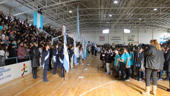 Las escuelas públicas y privadas de la ciudad se unieron para la promesa.