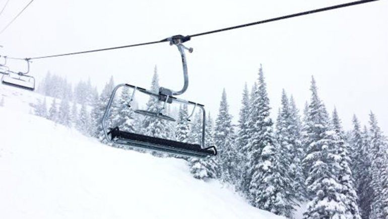 Esquiadora cayó antes de subir a la aerosilla y ahora deberán indemnizarla