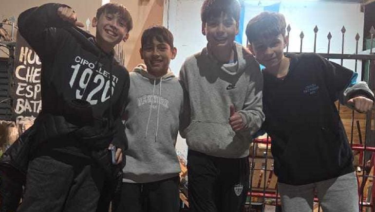 Se quedó sin botines y sus compañeros le compraron un par nuevo para que siga jugando