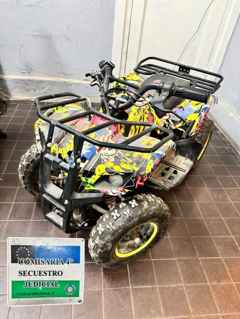 El cuatriciclo había sido sustraído de un edificio minutos antes de la intervención policial. 