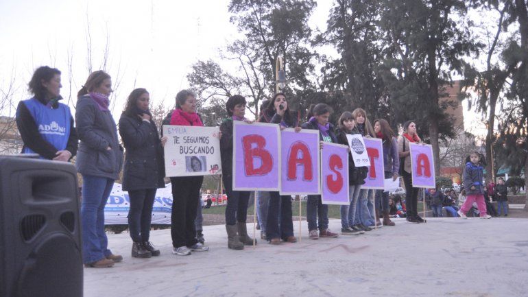 Varias consignas contra la violencia se destacaron en la plaza.