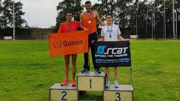 Antonio Ruiz en el podio de los 1500 metros, en el Cenard.