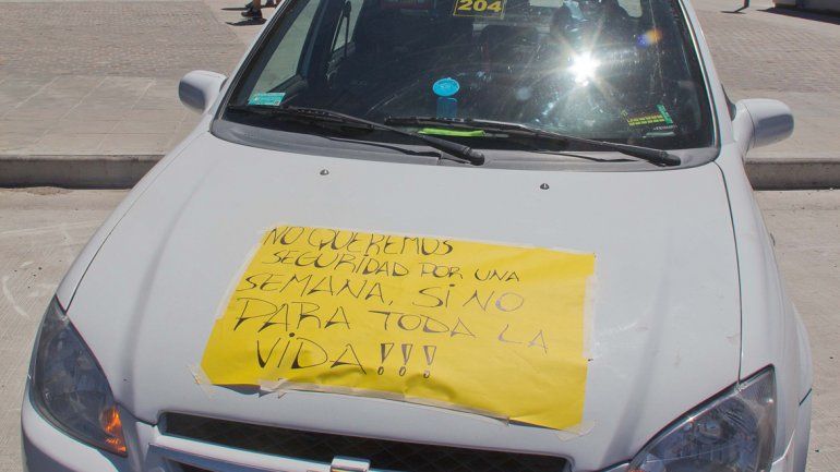 Los taxistas cipoleños cruzaron el puente para pedir seguridad en Neuquén.