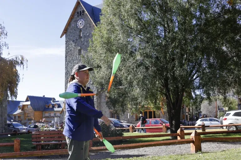 Los artistas callejeros podrán volver a trabajar en la vía pública de Bariloche. Los artistas callejeros podrán volver a trabajar en la vía pública de Bariloche.