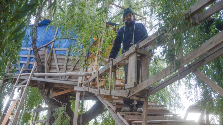 El hombre del árbol enfrenta serias dificultades económicas. No puede salir a trabajar y lucha por la subsistencia.