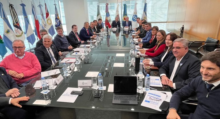 Los gobernadores presionan a Nación y los intendentes se suman al respaldarlos.
