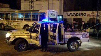 robo un colectivo, tomo de rehen al chofer y se tiroteo con la policia en roca