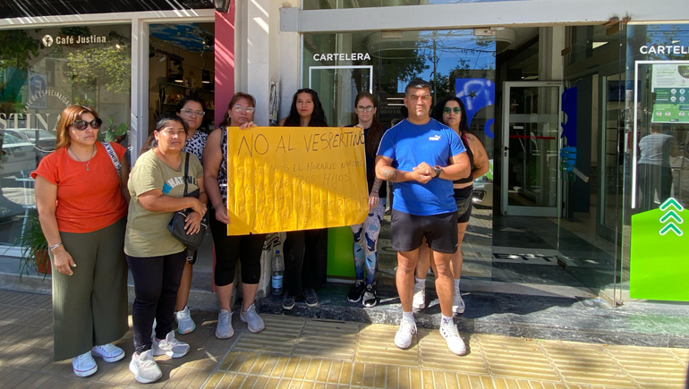 Los padres de alumnos ingresantes a 1° año de secundaria solicitaron audiencia con el Intendente, Rodrigo Buteler para que interceda en el reclamo. La reunión estaba programada para hoy a las 13.