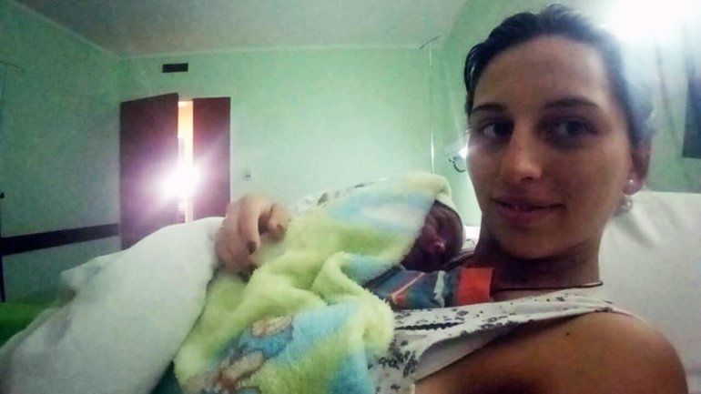 La ambulancia tardó una hora en llegar y tuvo que dar a luz en la vereda