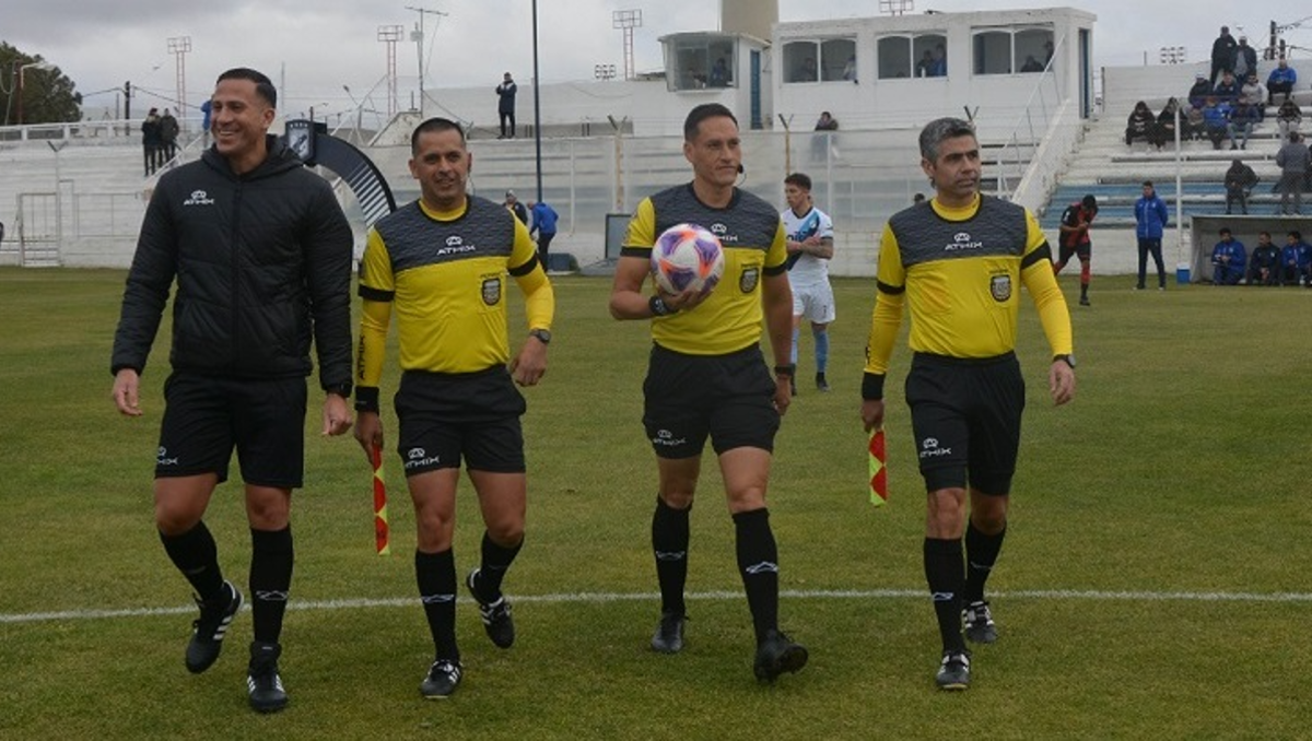 Adrián Franklin junto a sus asistentes ingresando al campo de juego. Foto: Daniel Feldman, Diario Jornada