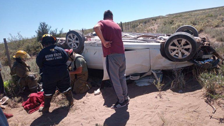 Reventó un neumático del auto y volcaron sobre la Ruta 151