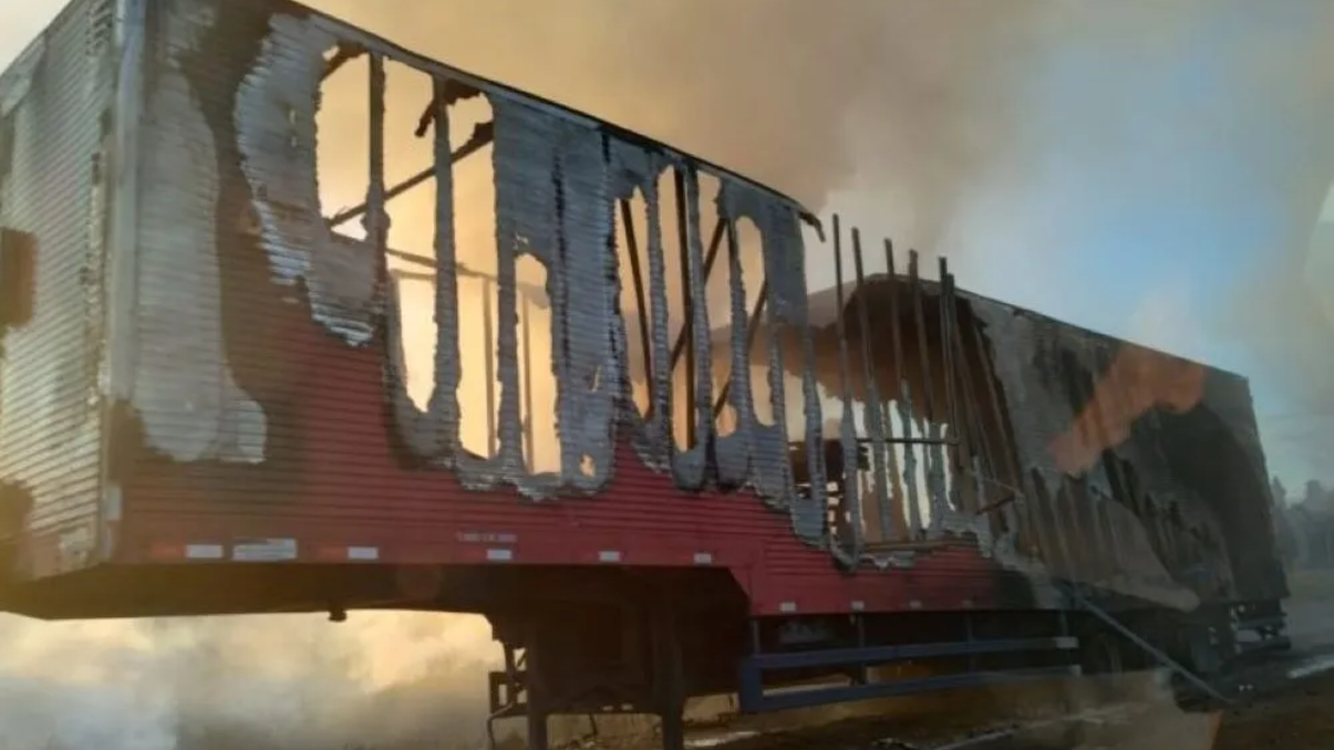 El semirremolque fue consumido por el fuego. El chofer logró desenganchar el camión y lo puso a salvo.&nbsp; &nbsp;