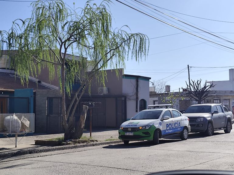 Los allanamientos se efectuaron en los domicilios de la profesora de inglés y su hermano, en Catriel. 