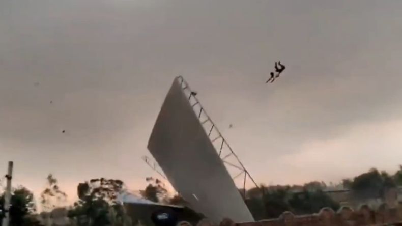 Un hombre voló por el aire aferrado a una chapa durante una tormenta que causó más de 110 muertos