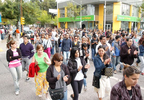 Bronca y dolor en el sepelio de Claudio Araya