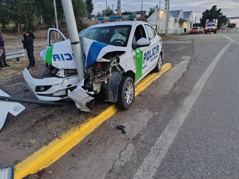 El patrullero sufrió importantes daños materiales. 