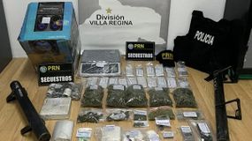 Los efectivos secuestraron cerca de un kilo de cocaína y otro kilo de cannabis sativa, además de envoltorios preparados para la venta. Foto: Gentileza. | LMCipolletti.com Los efectivos secuestraron cerca de un kilo de cocaína y otro kilo de cannabis sativa, además de envoltorios preparados para la venta. Foto: Gentileza.