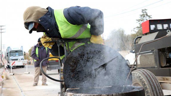 Reparan las calles minadas de baches