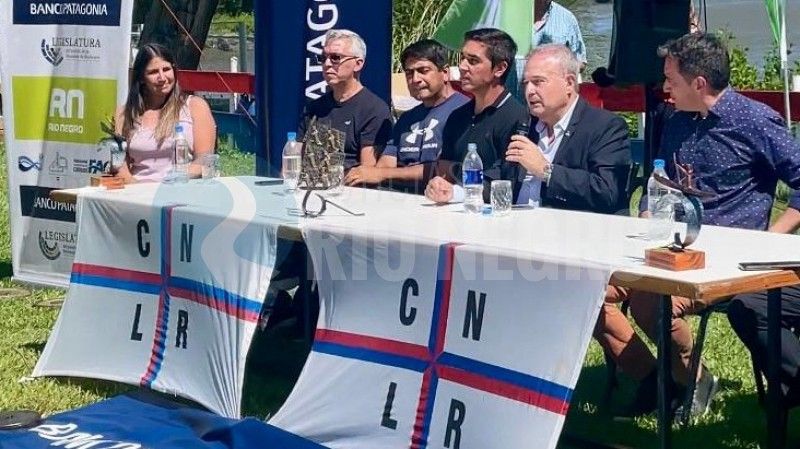 El vicegobernador, Pedro Pesatti&nbsp; durante la conferencia de presentación oficial de la Regata del río Negro.