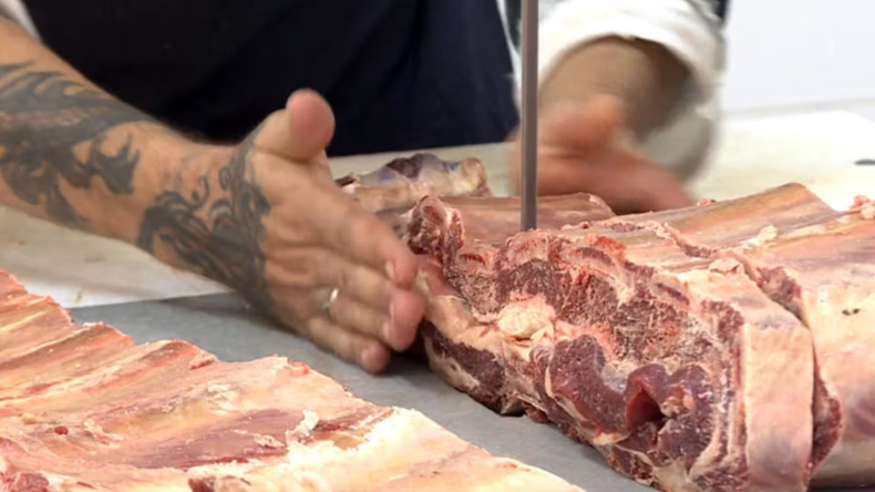 Freno al asado con hueso que llega a la Patagonia proveniente del norte de la barrera sanitaria.