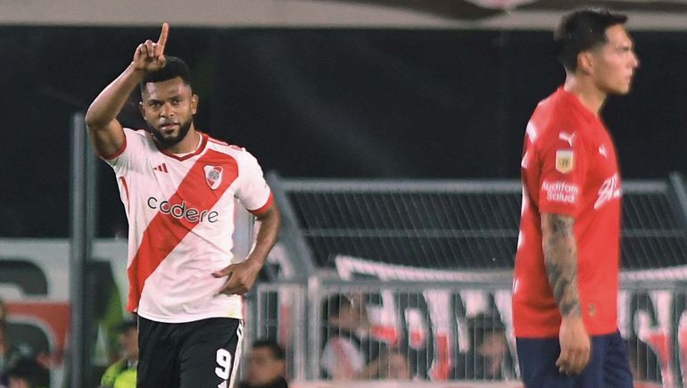River le arrebató la punta a Independiente.