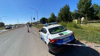 Un gran operativo policial se realiza en la zona del acceso oeste a Fernández Oro, donde encontraron un cadáver flotando en un canal.&nbsp; 