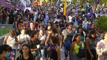 multitudinaria marcha en cipollleti por el dia de la mujer