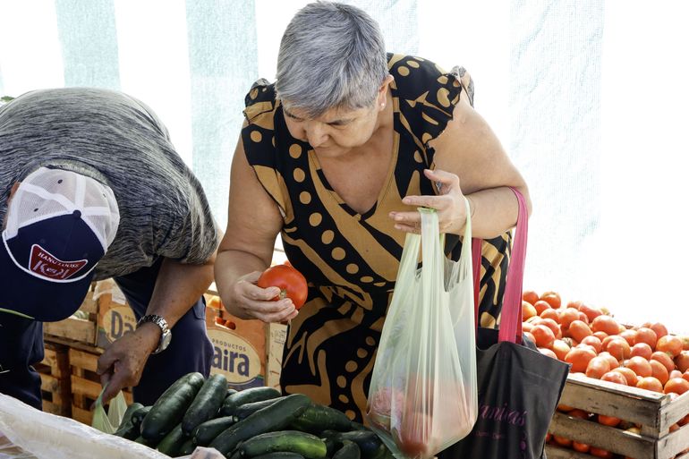 También están los que llevan tomates para consumo diario. Foto Anahí Cárdena.