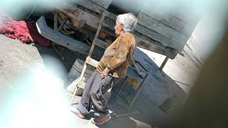 La mujer vivía encerrada en un camión y los vecinos descubrieron que comía pasto para sobrevivir. Tras la denuncia