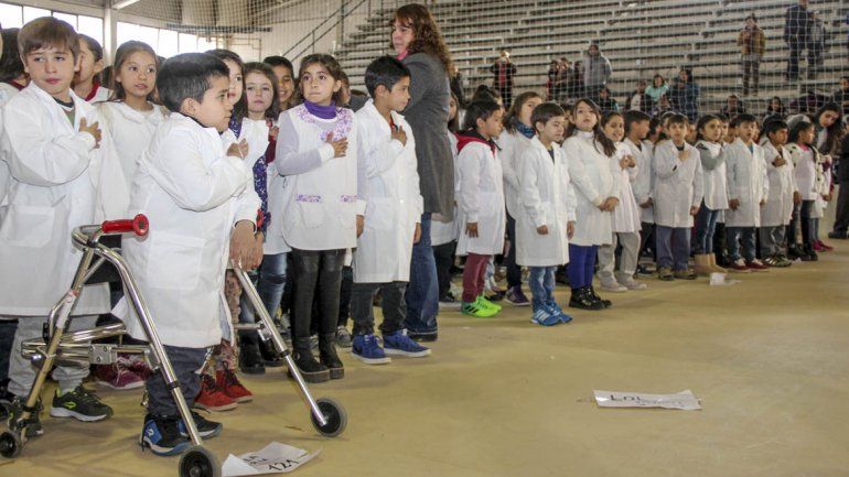 Llenos de emoción, cientos de chicos prometieron lealtad a la bandera