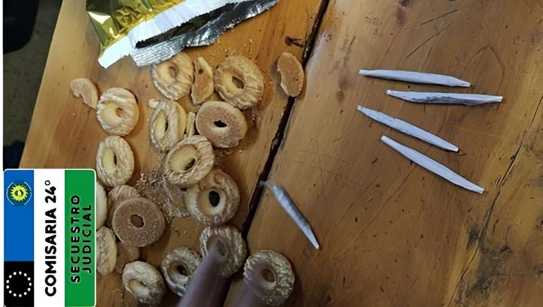 No solo galletitas iban dentro del paquete. Descubrieron que también contenía cigarrillos armados con marihuana.&nbsp;
