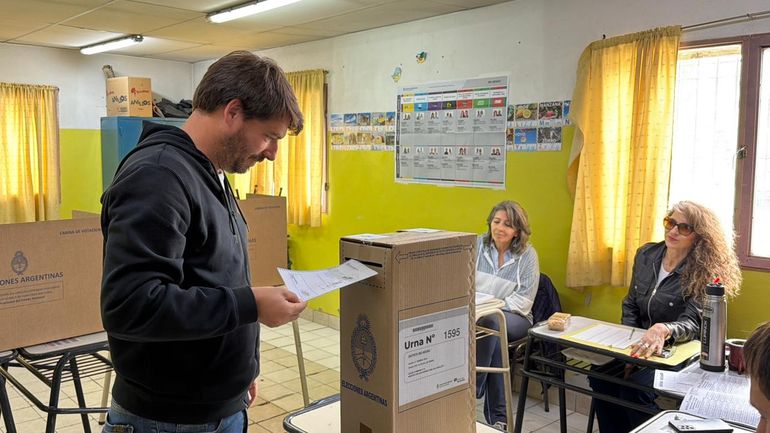 Buteler emitió su voto en la Escuela N°121 del Barrio La Falda. Buteler emitió su voto en la Escuela N°121 del Barrio La Falda.