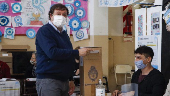 Weretilneck llegó a la Escuela 165 y emitió su voto