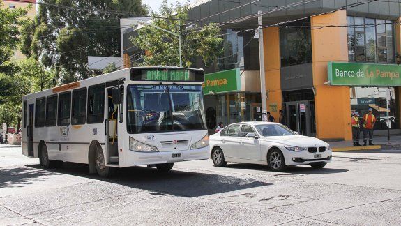 El aumento del pasaje urbano generó polémica en la población.
