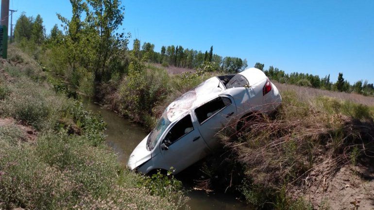 Un cipoleño volcó y cayó a un desagüe